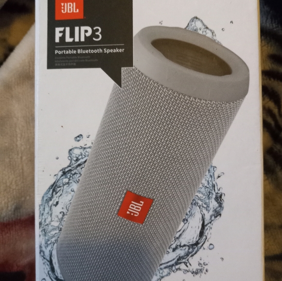 Brand new JBL FLIP3 portable Bluetooth speaker - Picture 2 of 2